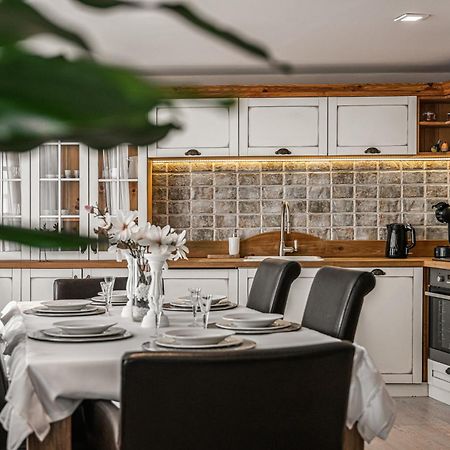 Luxurious And Royal Apartment In The Old Town Братислава Экстерьер фото