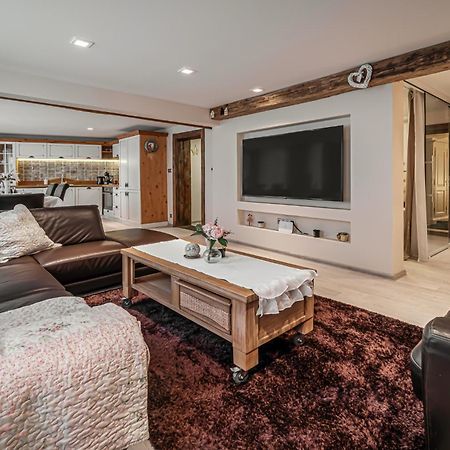 Luxurious And Royal Apartment In The Old Town Братислава Экстерьер фото