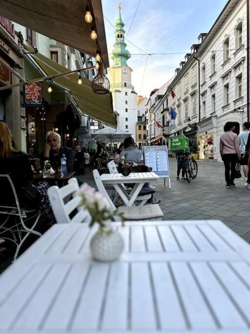 Luxurious And Royal Apartment In The Old Town Братислава Экстерьер фото