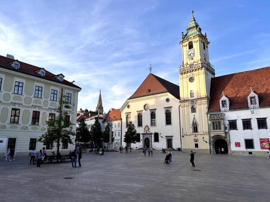 Luxurious And Royal Apartment In The Old Town Братислава Экстерьер фото