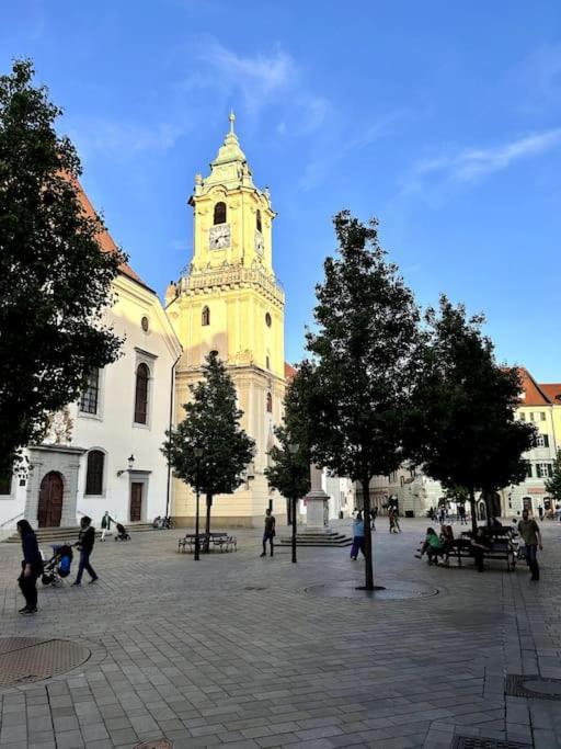 Luxurious And Royal Apartment In The Old Town Братислава Экстерьер фото
