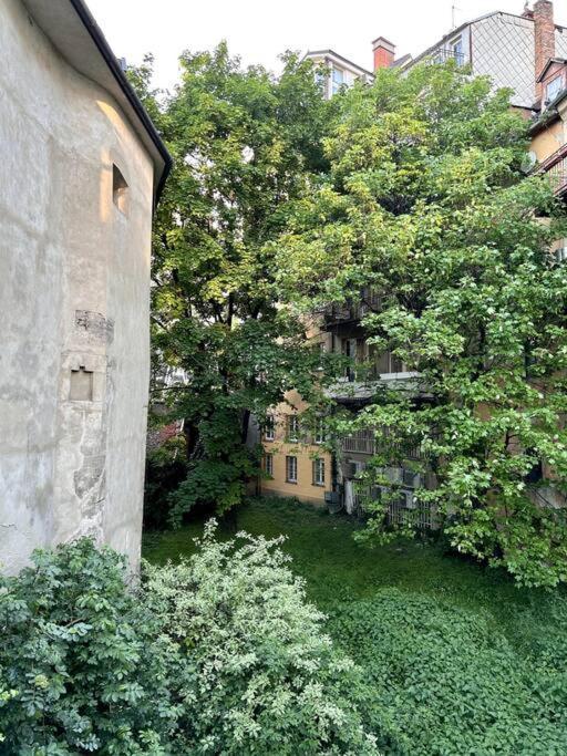 Luxurious And Royal Apartment In The Old Town Братислава Экстерьер фото