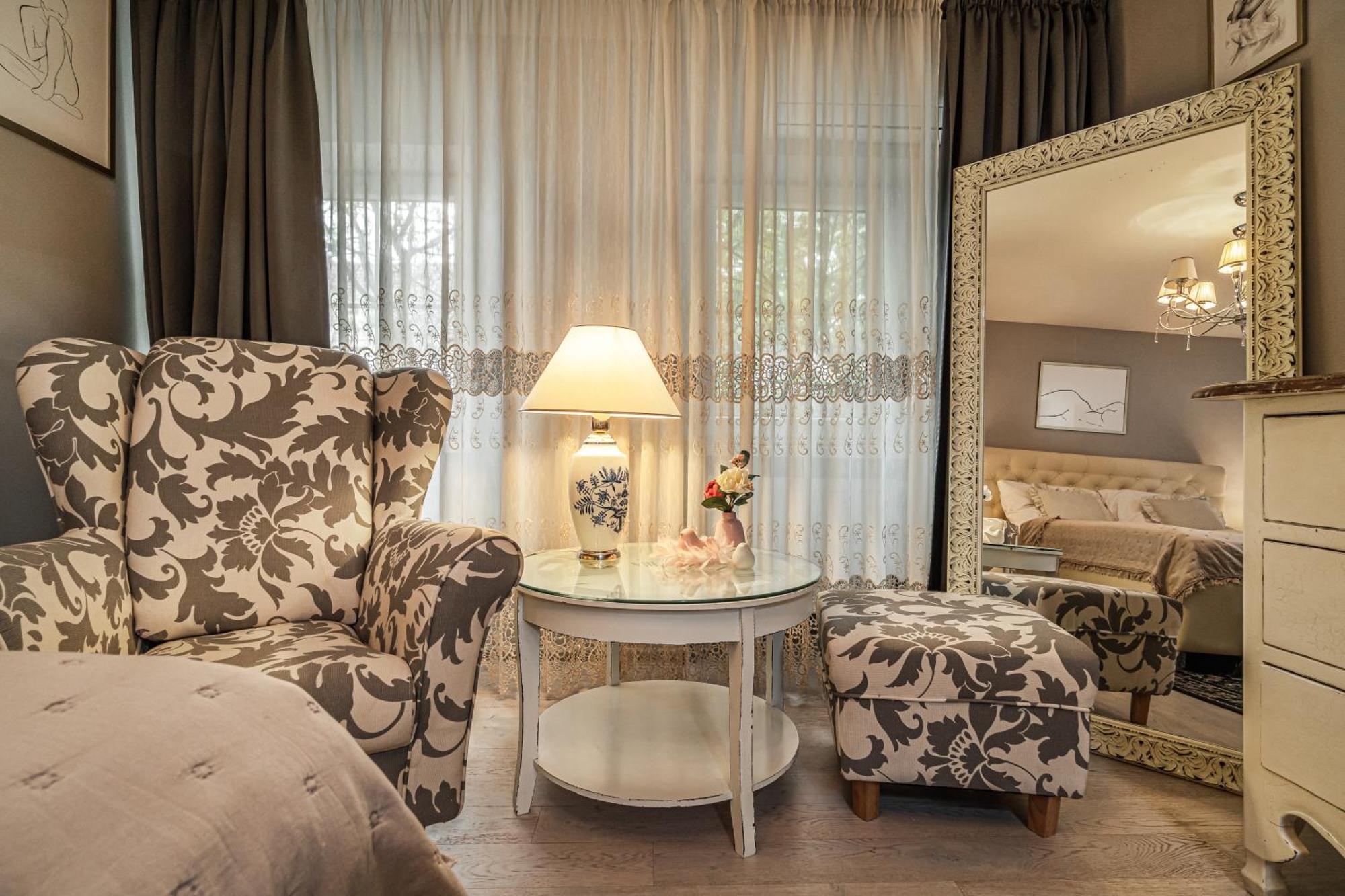 Luxurious And Royal Apartment In The Old Town Братислава Экстерьер фото