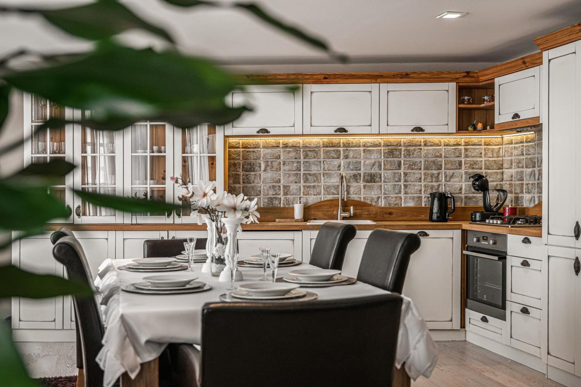 Luxurious And Royal Apartment In The Old Town Братислава Экстерьер фото