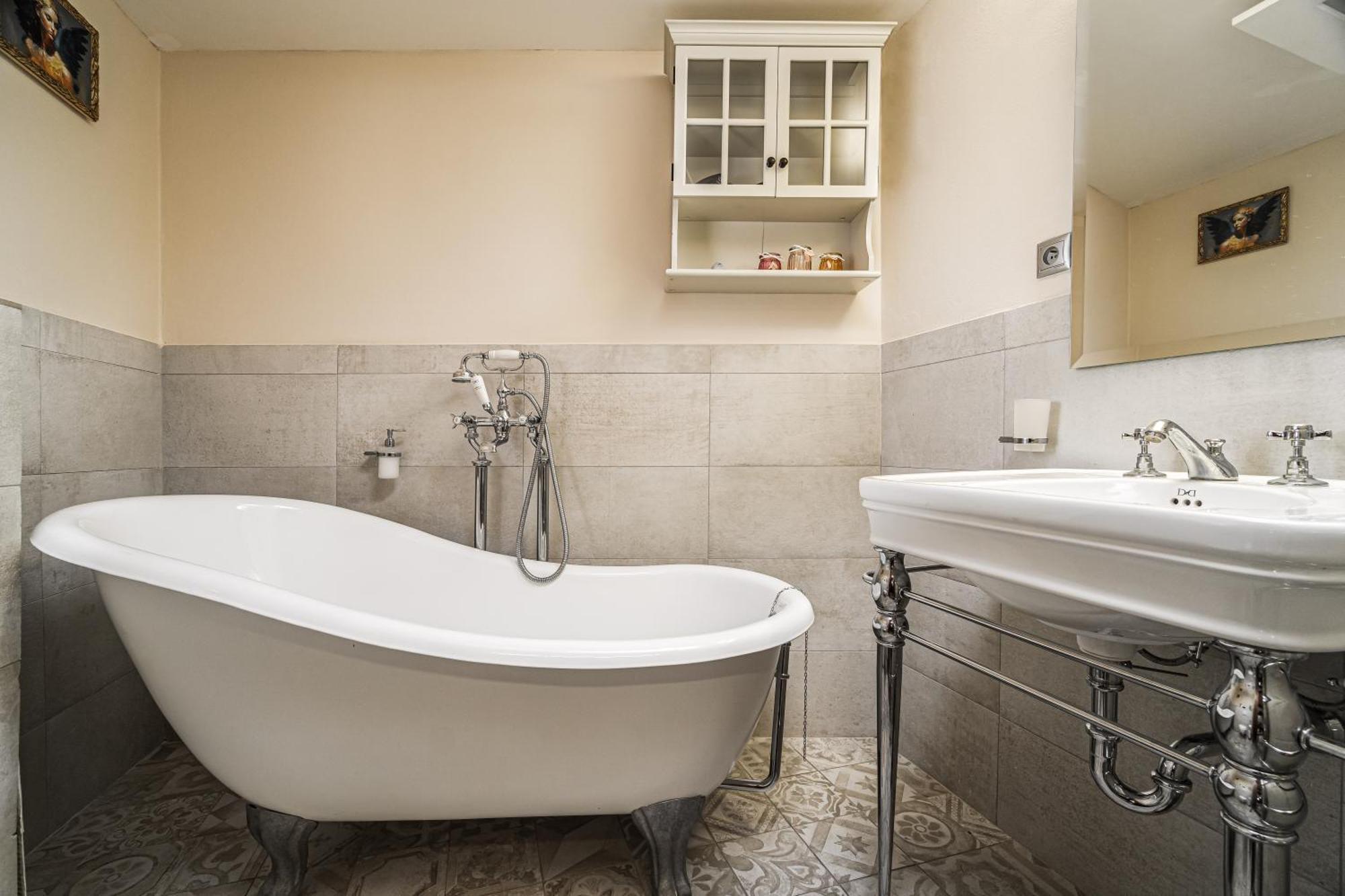 Luxurious And Royal Apartment In The Old Town Братислава Экстерьер фото