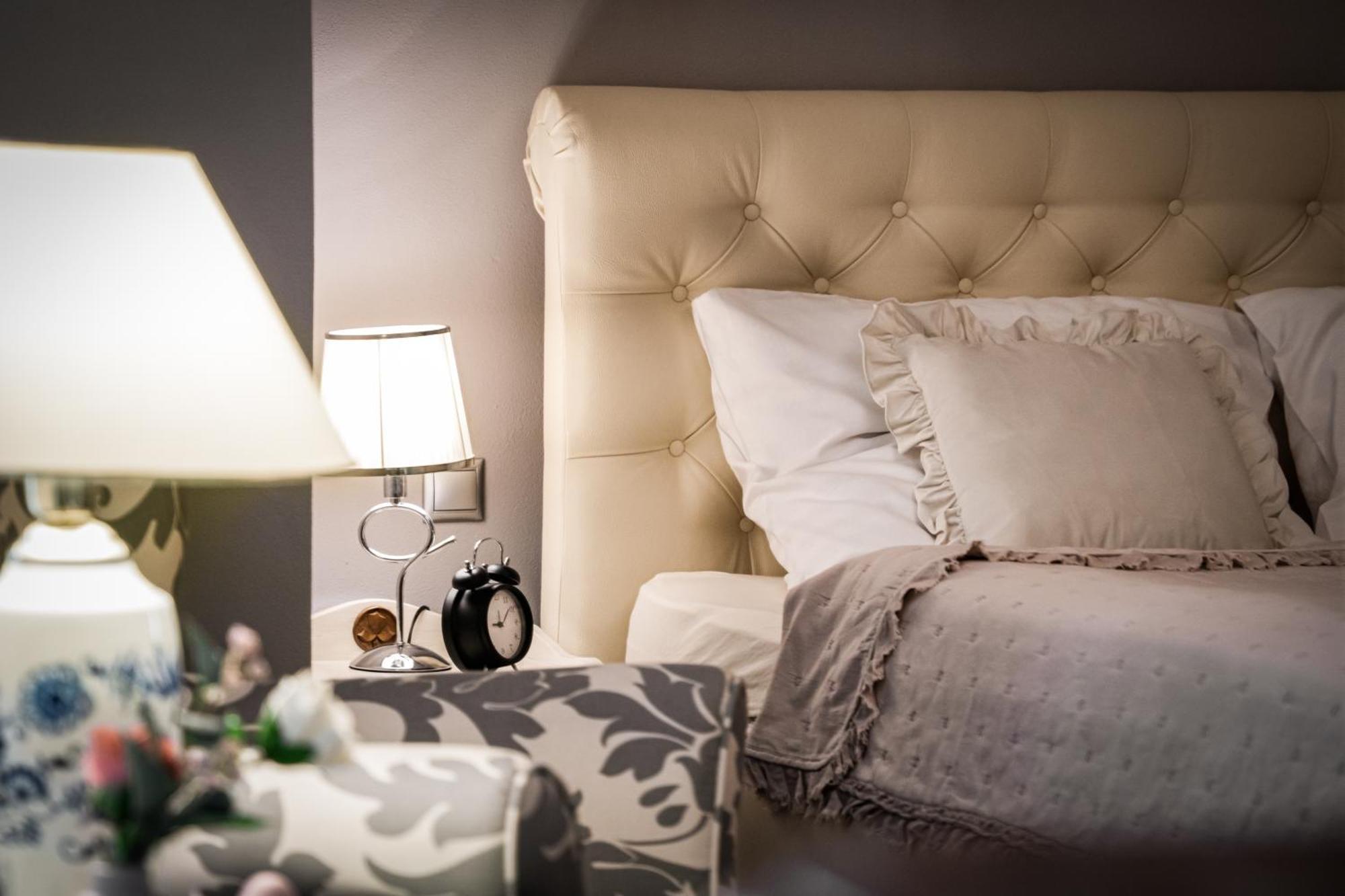 Luxurious And Royal Apartment In The Old Town Братислава Экстерьер фото