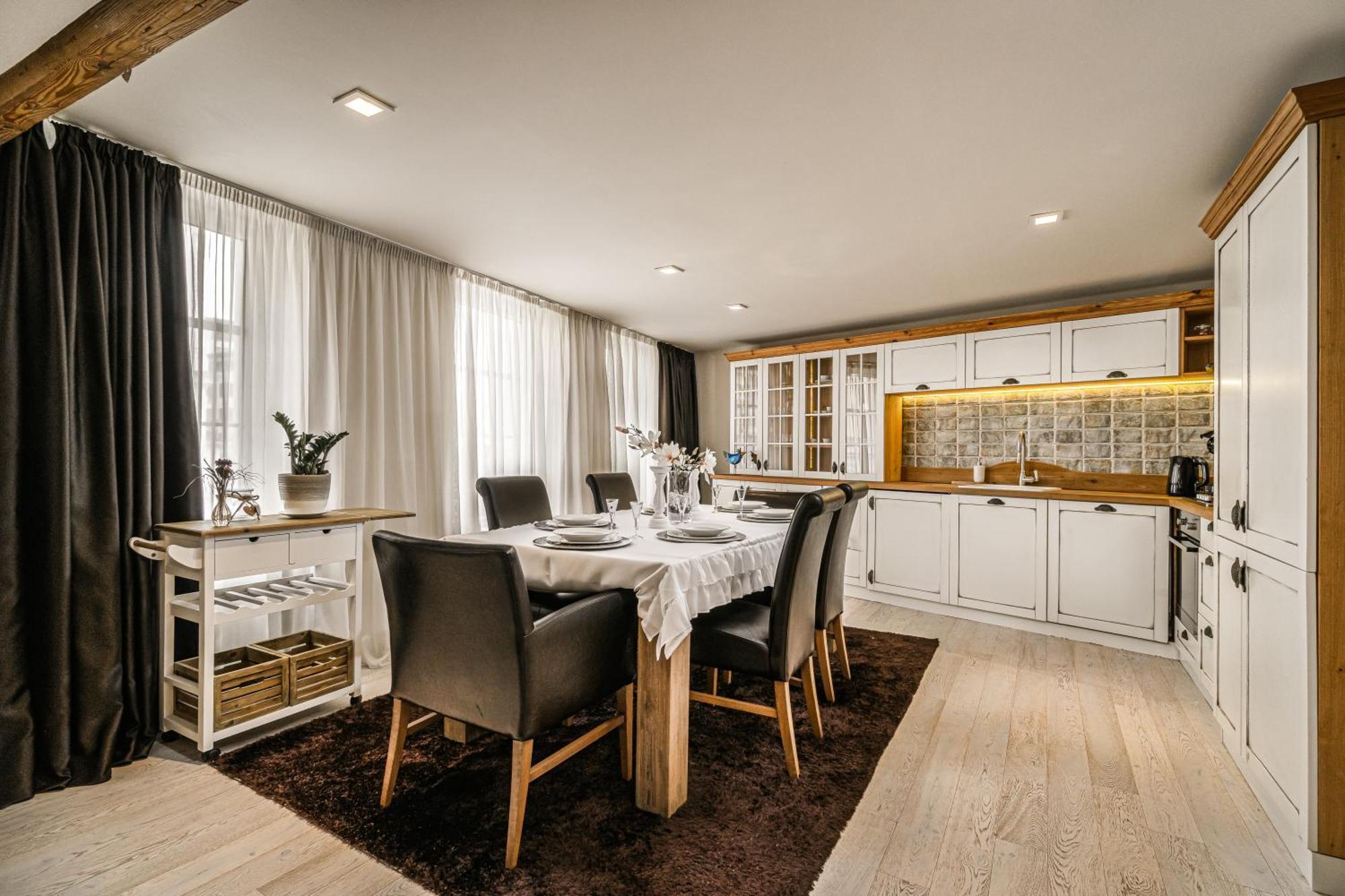 Luxurious And Royal Apartment In The Old Town Братислава Экстерьер фото