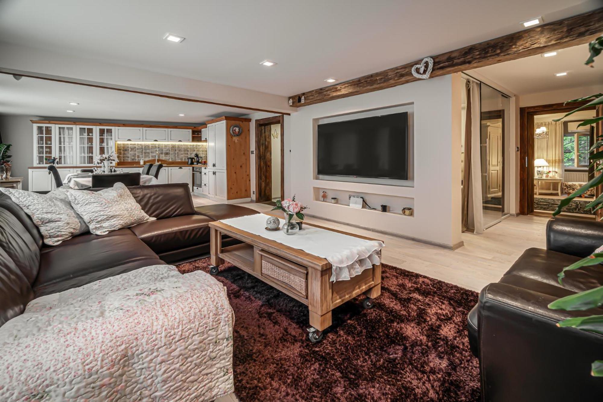Luxurious And Royal Apartment In The Old Town Братислава Экстерьер фото