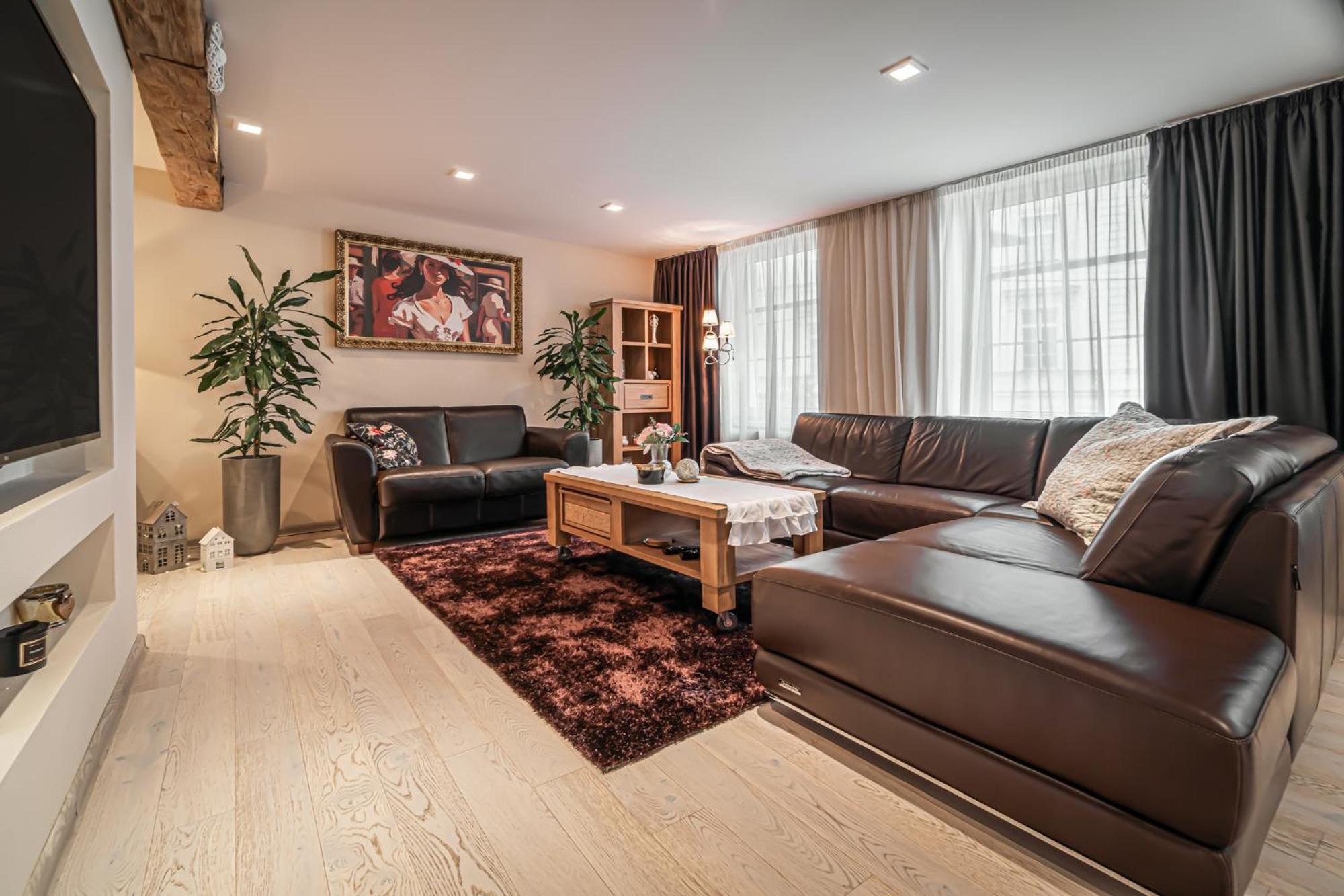 Luxurious And Royal Apartment In The Old Town Братислава Экстерьер фото