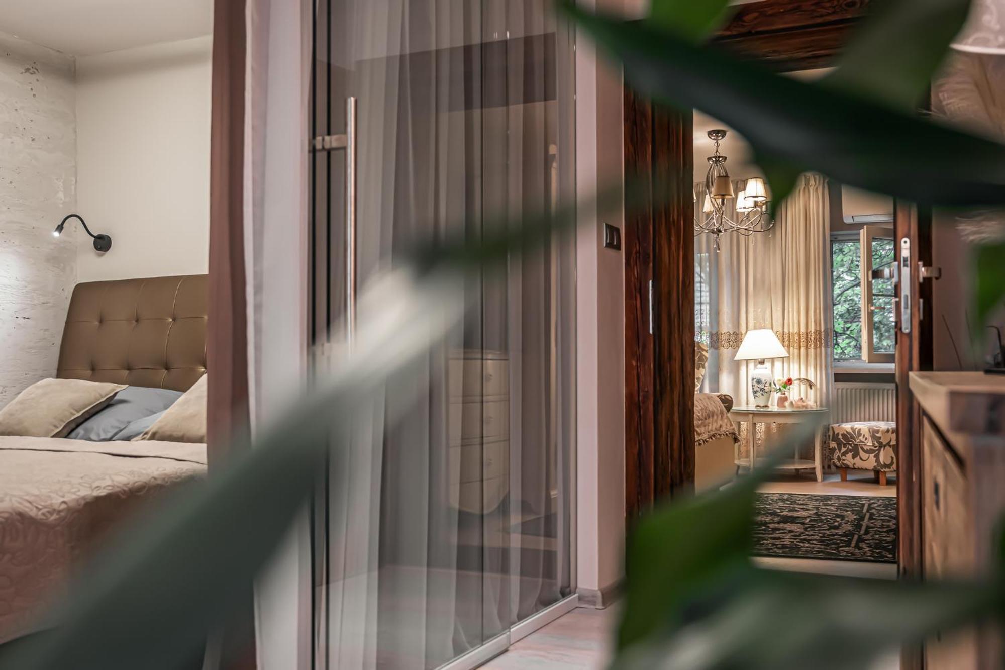 Luxurious And Royal Apartment In The Old Town Братислава Экстерьер фото