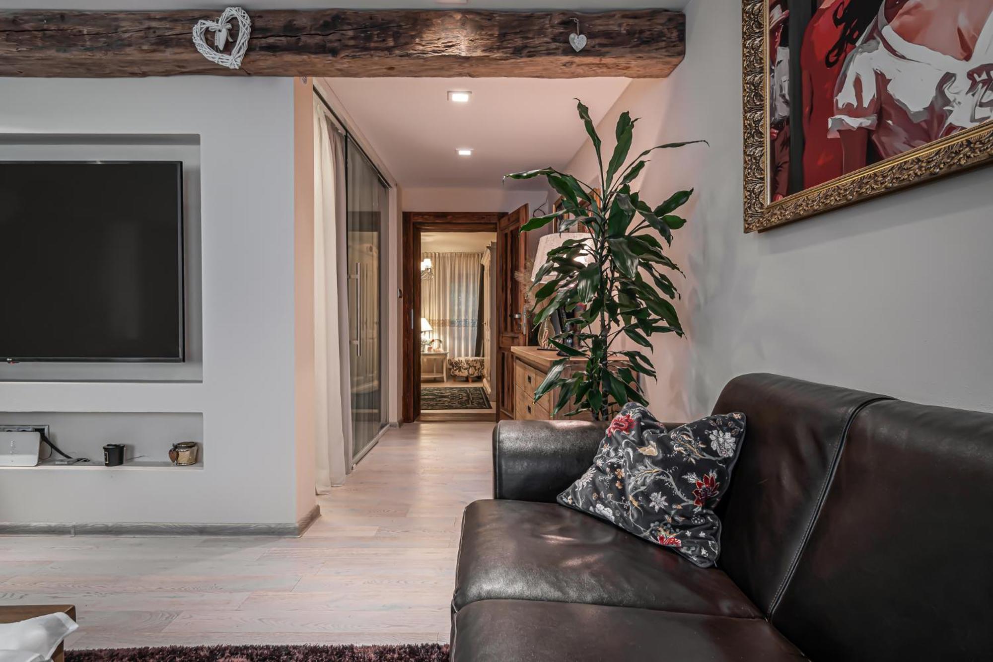 Luxurious And Royal Apartment In The Old Town Братислава Экстерьер фото