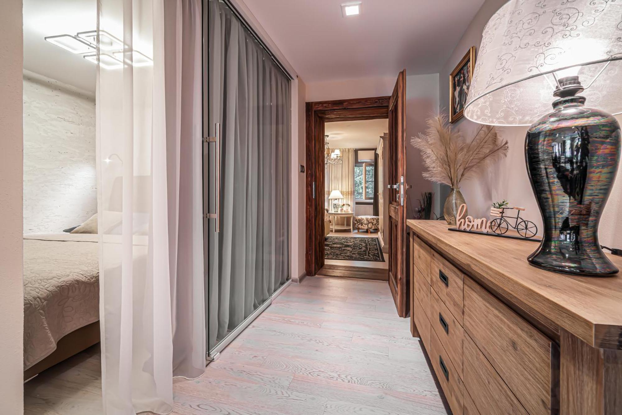 Luxurious And Royal Apartment In The Old Town Братислава Экстерьер фото