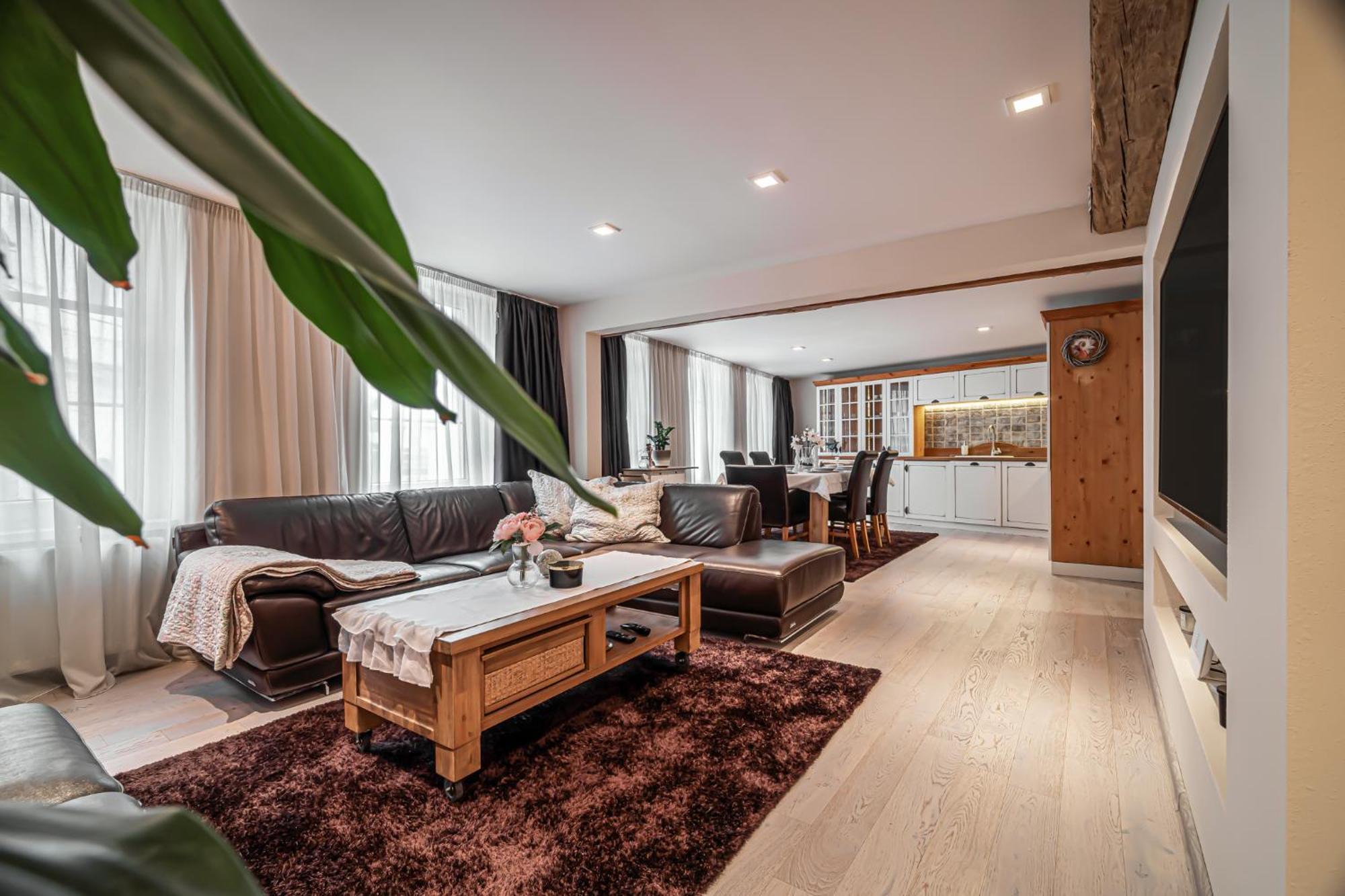Luxurious And Royal Apartment In The Old Town Братислава Экстерьер фото