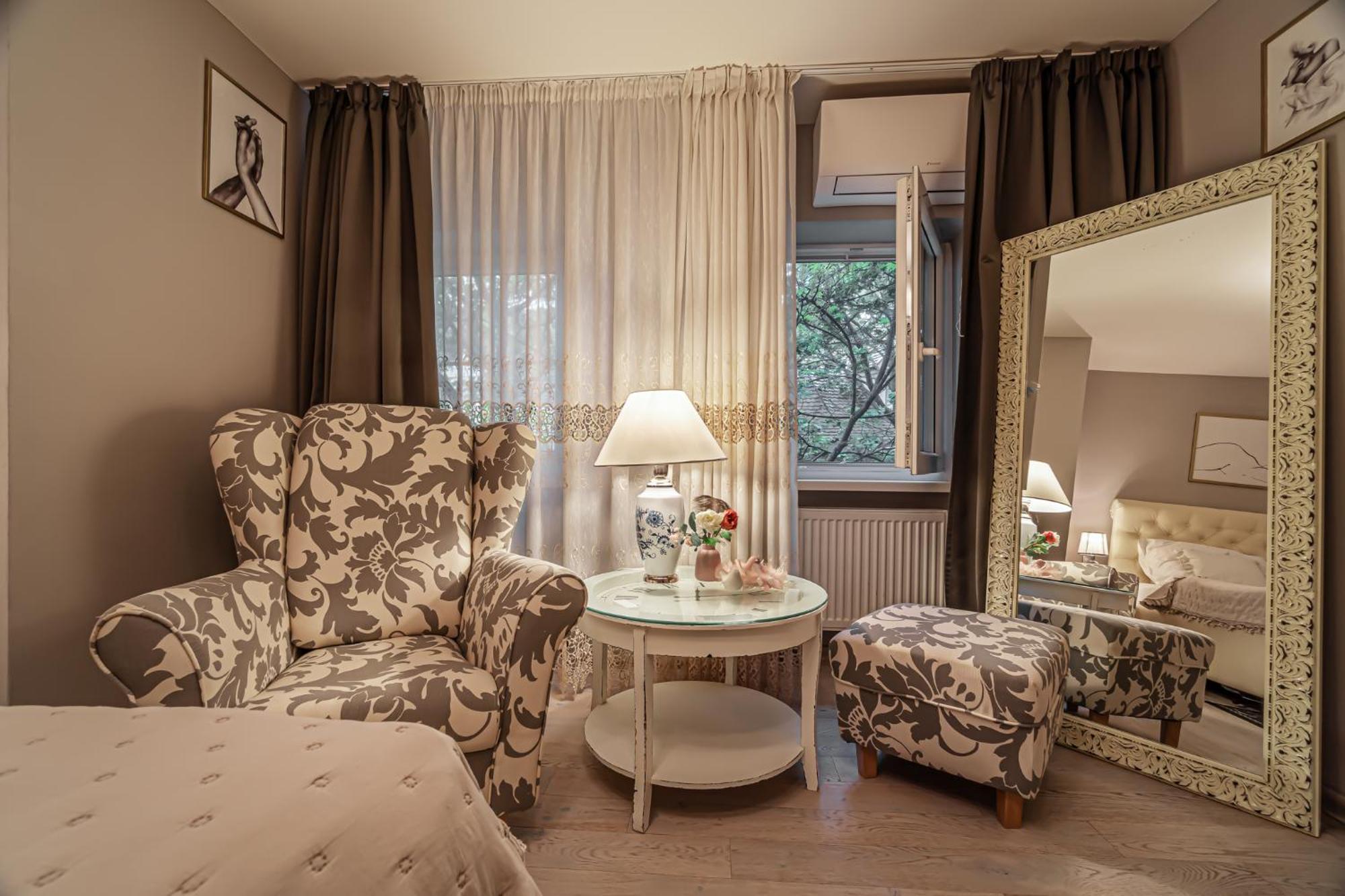 Luxurious And Royal Apartment In The Old Town Братислава Экстерьер фото