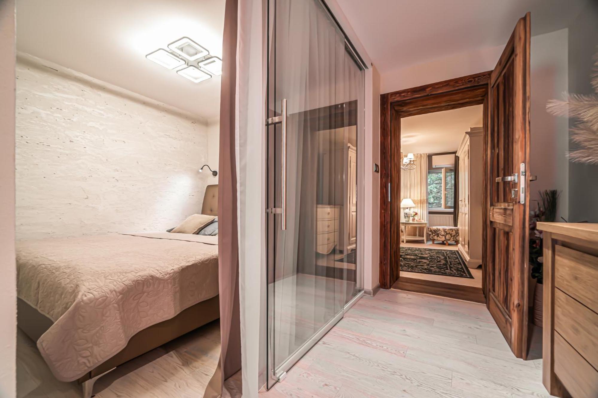 Luxurious And Royal Apartment In The Old Town Братислава Экстерьер фото